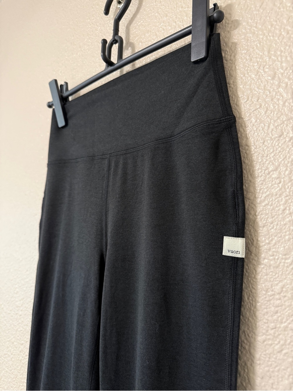 NWOT Vuori Halo Slim Flare Pant Yoga Athleisure Everyday Chic DreamKnit Black M - Picture 6 of 8